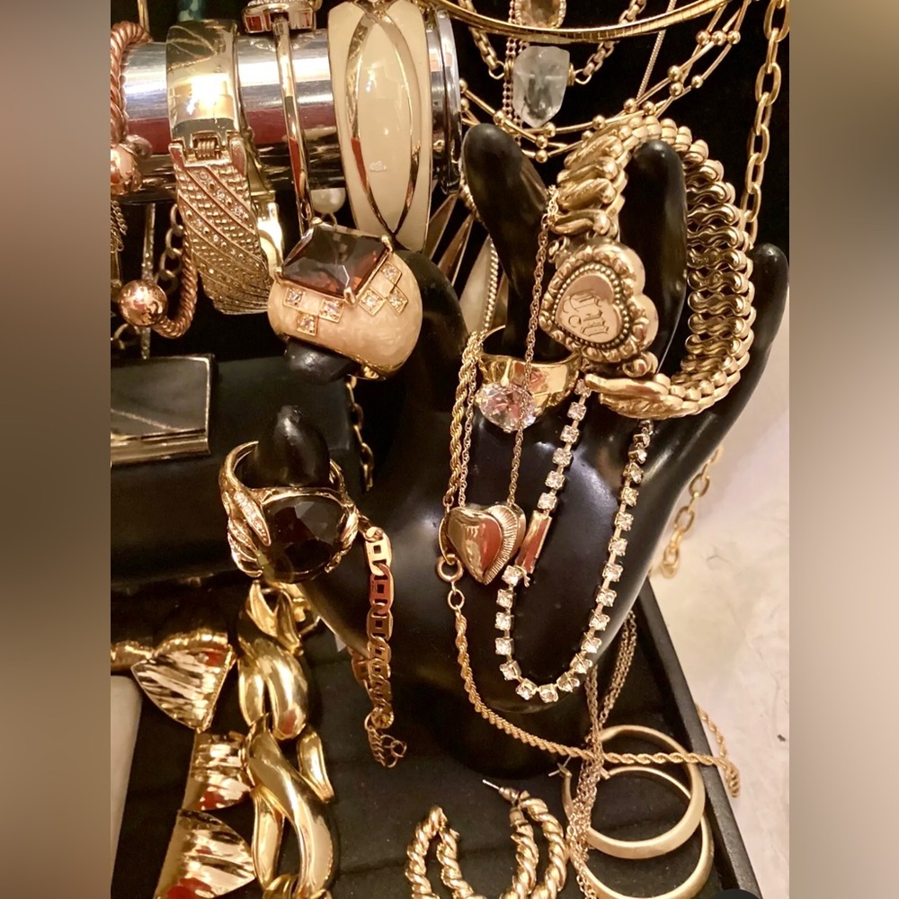 4 LBS Vintage jewelry lot - Picture 4 of 10
